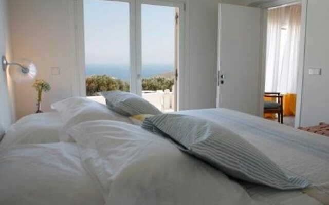 Kamaroti Suites Hotel