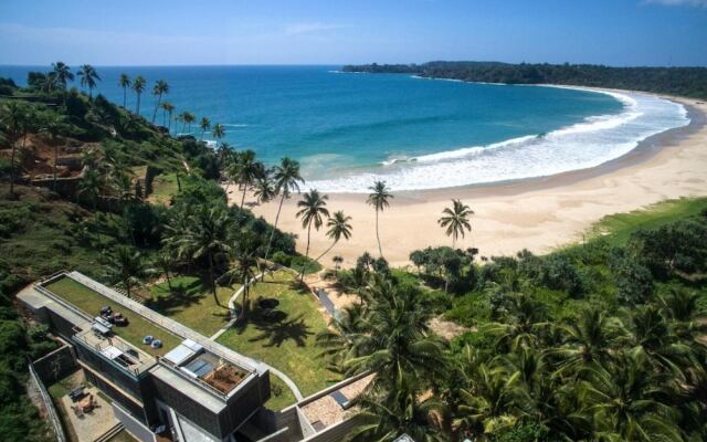 Modern Beach Villa With Roof Garden