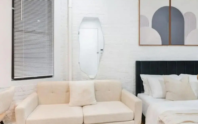 403-2e Newly Renovated Studio UES
