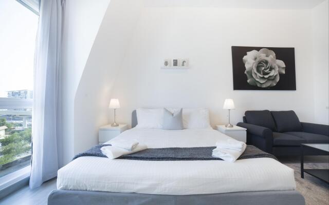 Luxe Studio Near Discovery Gardens Metro Station