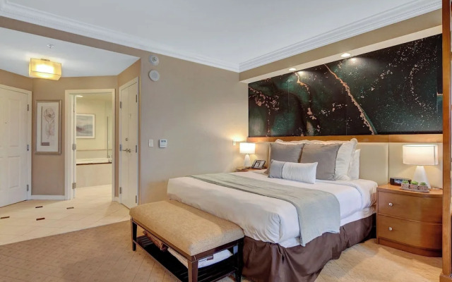 Premium Suite w/balcony at The Signature