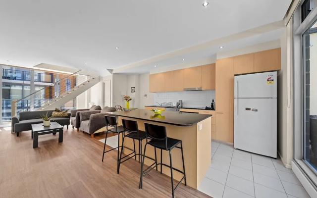 Spacious Apartment With Gym & Pool Access – Guest Rooms – Canberra