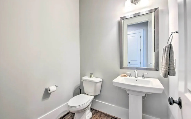 Modern Charlotte Home ~ 4 Mi to Downtown!