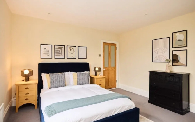 The Peckham Hideaway - Bright 3bdr Flat