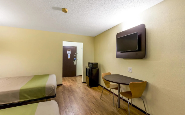 Motel 6 Troy, IL