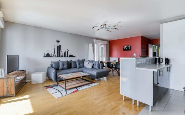 Spacious Apartment With Stunning View Of Paris La Defense Fits Up To 8