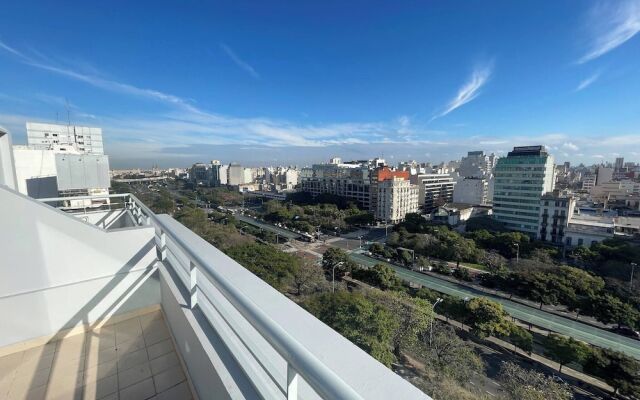 Studio Apartment on 13th Floor Above 9 de Julio Avenue