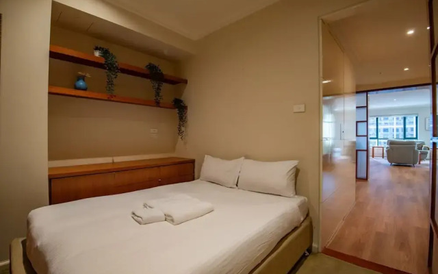 Elegant 4B 2B Unit in Melbourne CBD w/ Parking!