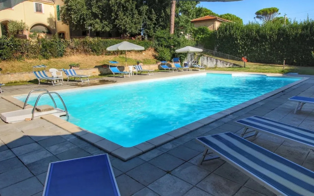 Splendid Farmhouse in Gualdo Cattaneo with Hot Tub