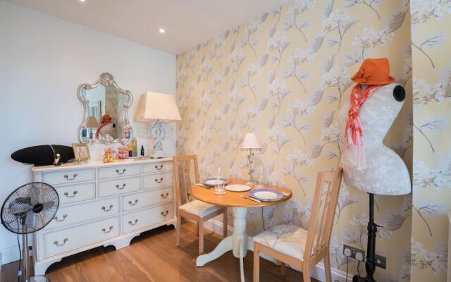 Charming Chelsea Home by the River Thames