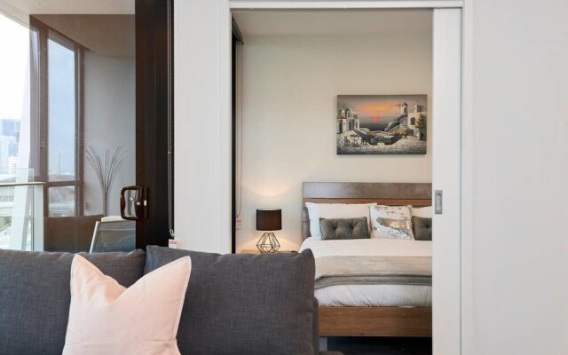Panoramic Melbourne Views from Stylish Apartment