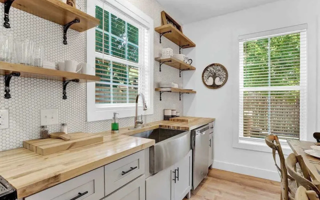 Stunning Home With Hot Tub - Walk to Main