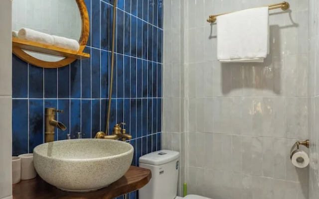 Little Balcony Hang Ca