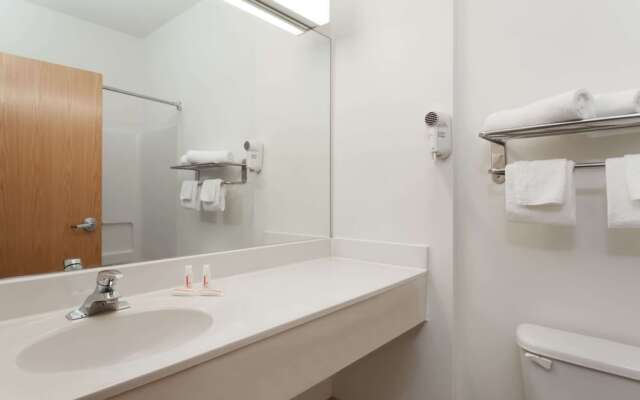 Days Inn & Suites Cambridge