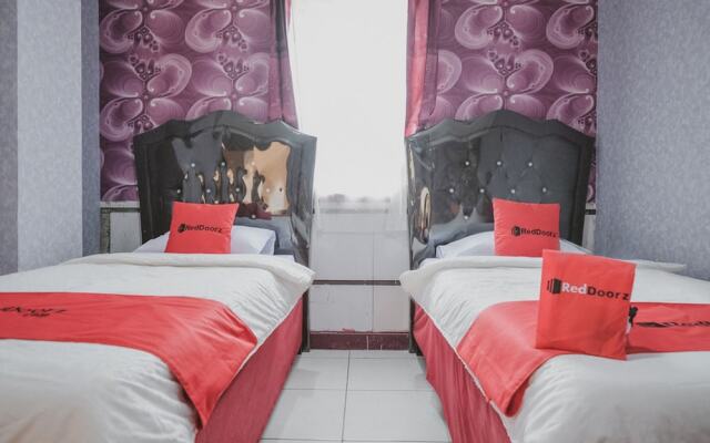 RedDoorz Plus near Istana Maimun Medan