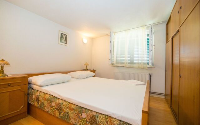 Apartment and Rooms Ruza