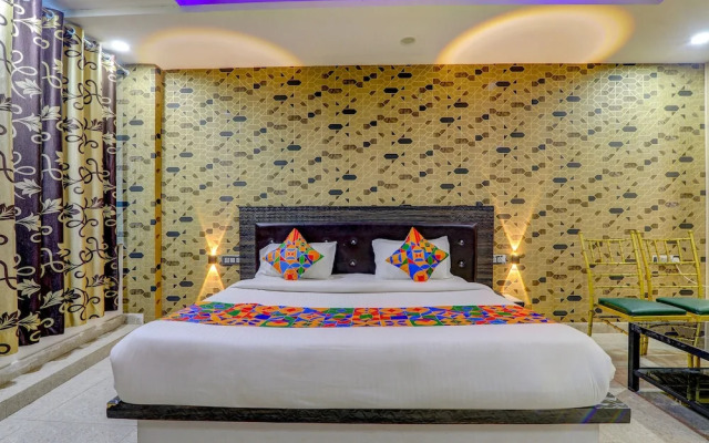 Fabhotel Gold Galaxy