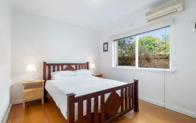 Comfy One-bedroom Unit Between City and Airport