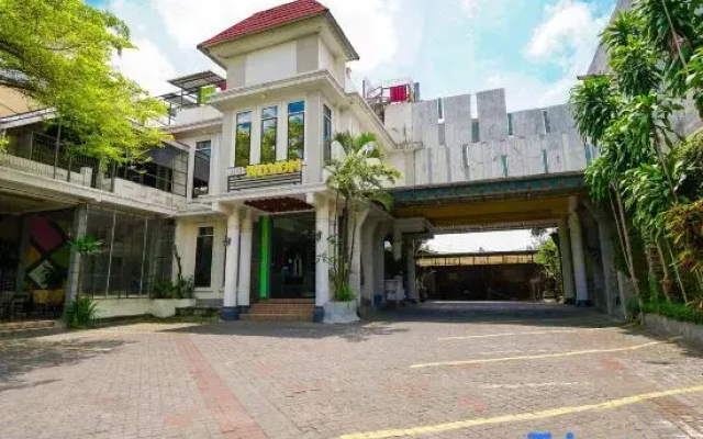 Novon Family Hotel by Tripletee