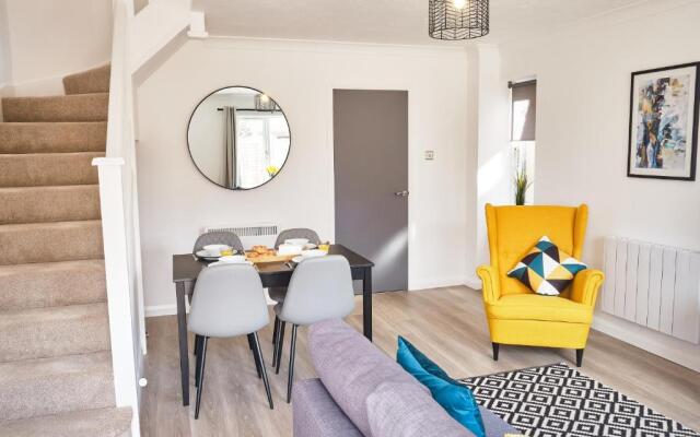 Parkway House - Modern with great transport links