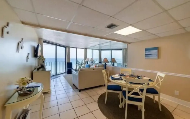 Leeward 403 at Edgewater