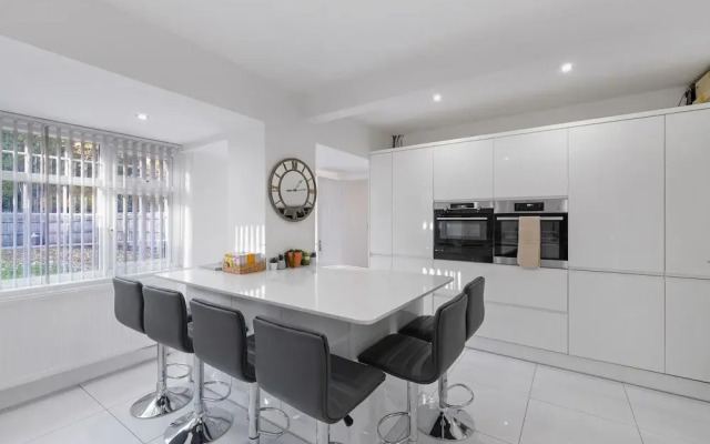 Delightful House 4 bed 2 bath  - Parking