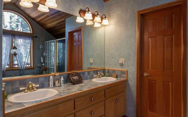 Pine View Lodge by Tahoe Mountain Properties