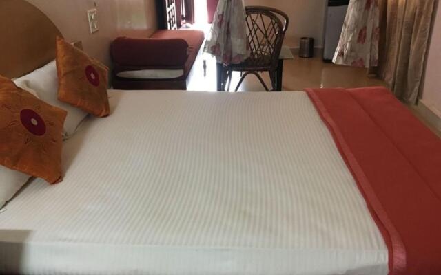 OYO 10580 Hotel Skylark