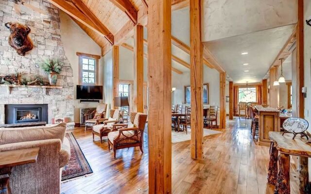 Hatari Lodge 5 Bedroom Home by RedAwning