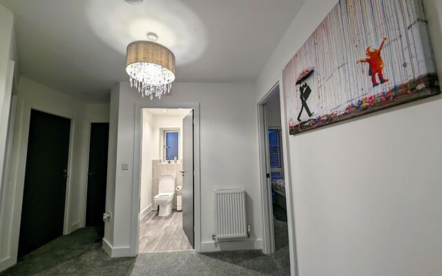 Charming 4-bed House in Newport