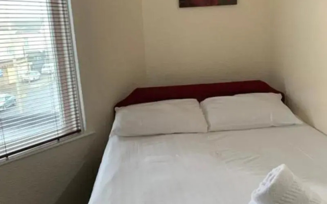 OYO Wave Crest Hotel