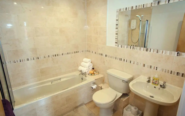 Kildonan House Village Centre Sleep 8 With hot tub