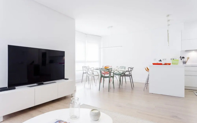 Velazquez Apartments by FlatSweetHome