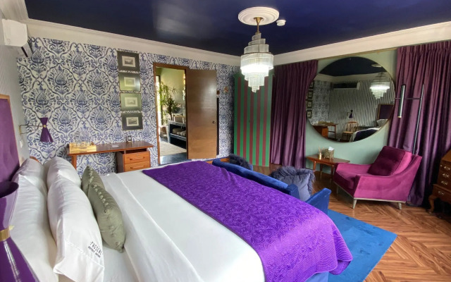 Pug Seal Polanco Anatole France