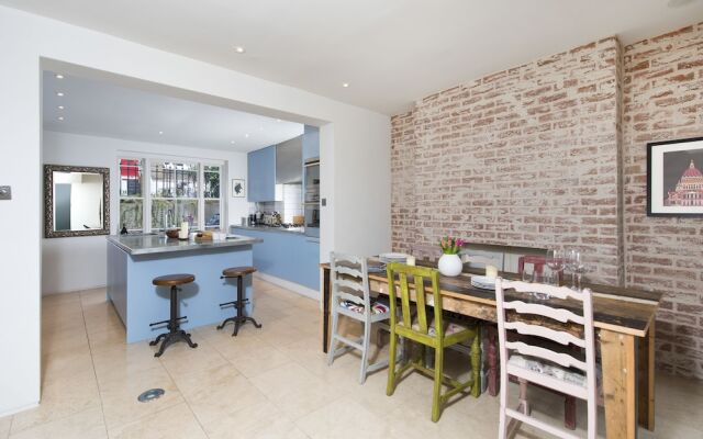Stylish and Spacious 2BR House in Hammersmith