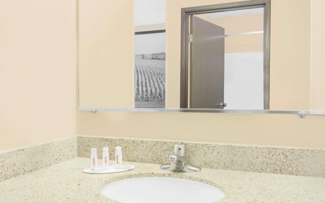 Boarders Inn & Suites by Cobblestone Hotels - Waterloo/Cedar Falls