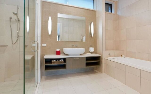 The Rees Hotel, Luxury Apartments & Lakeside Residences