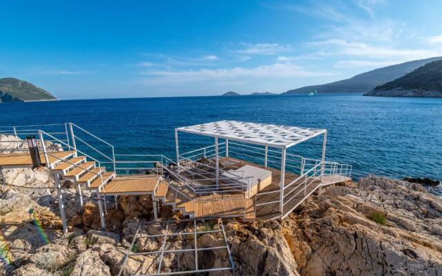 Beachfront Sari Villa Wi̇th Private Swimming Pool