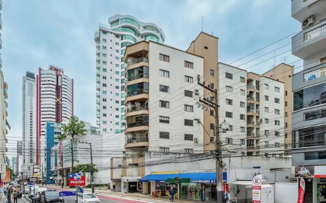 Apartment w Balcony 250m From Praia Central Erj101