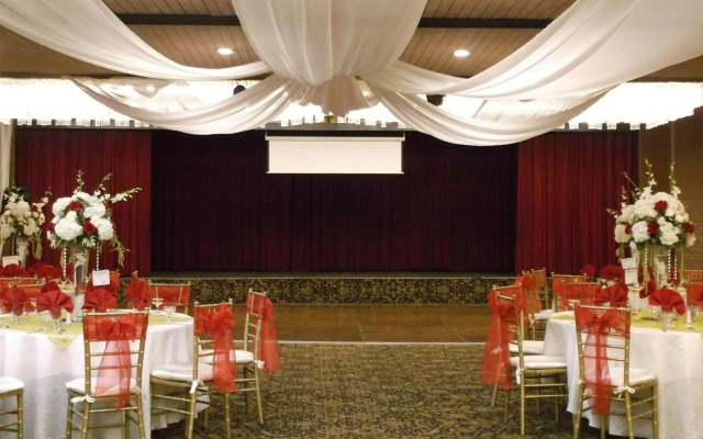 Golden Sails Hotel