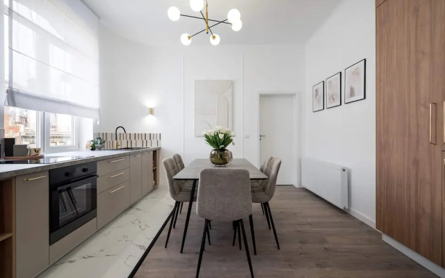 Gorgeous 2BR Condos Steps from Old Town