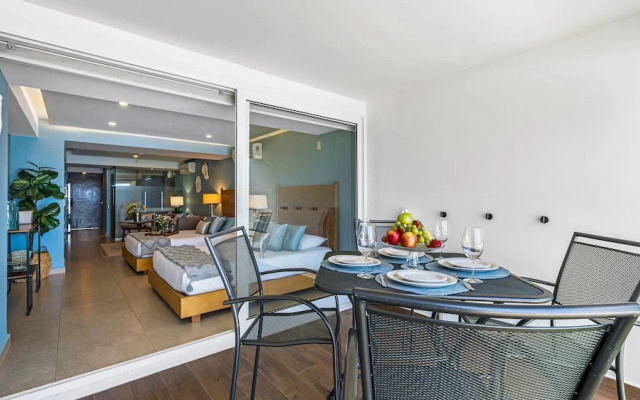 Gorgeous 1BR with Pools & Sea Views