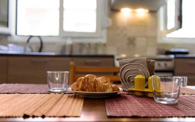 Renovated one bedroom flat in Kerameikos with courtyard by bnbPLUS