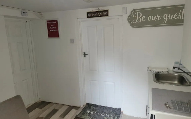 Hidden Treasure- 2 Beds Sleeps 3 Gillingham