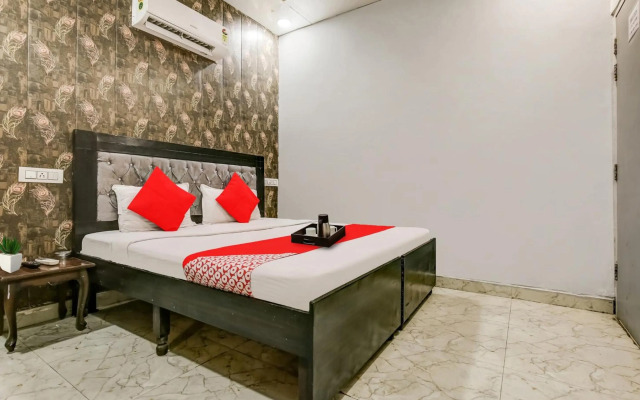 OYO Flagship 70340 Hotel Colour