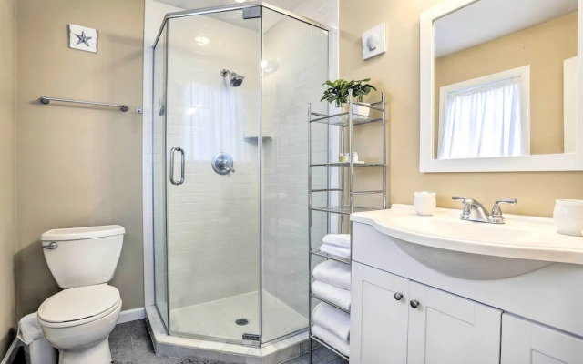 Ideally Located Glen Cove Apartment!