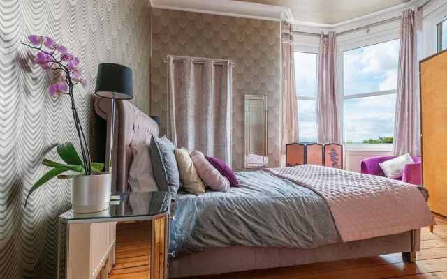 Bright Spacious and Luxurious Central Apartment