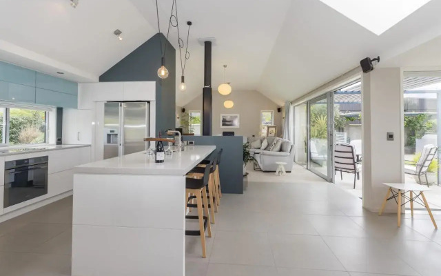 The Lakehouse - Cromwell Holiday Home