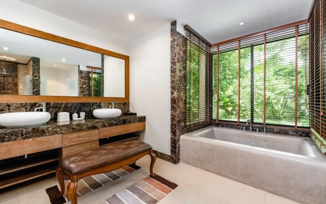 Champagne Pool Villa