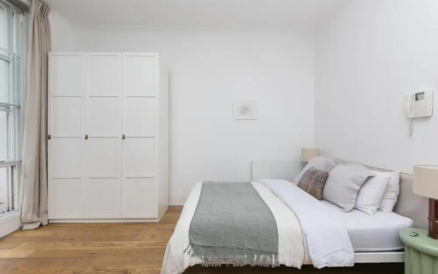 Light Filled Studio With View of Regents Park